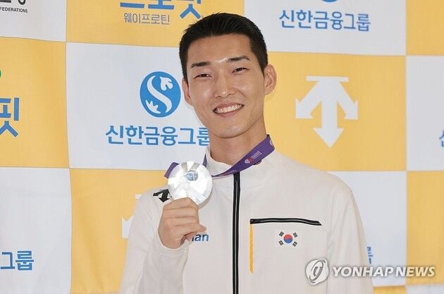 “2ｍ36 대결 펼쳐”…우상혁·커, 세계높이뛰기 양강 구도 굳혀 / 연합뉴스