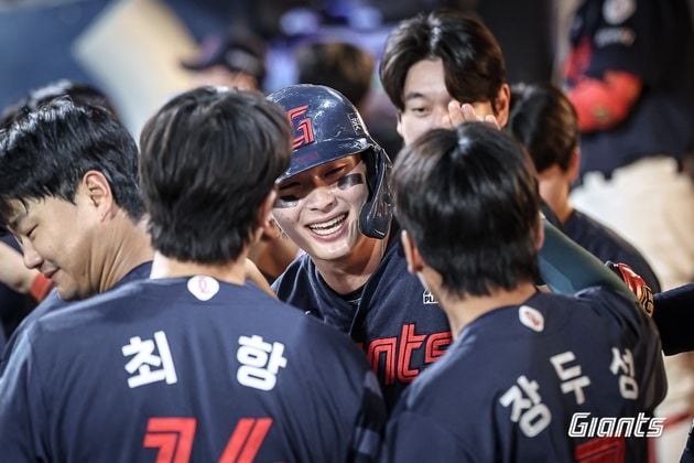 “윤동희·전준우 홈런포”…롯데, NC 18-2 완파하며 공동 5위 도약 / 연합뉴스