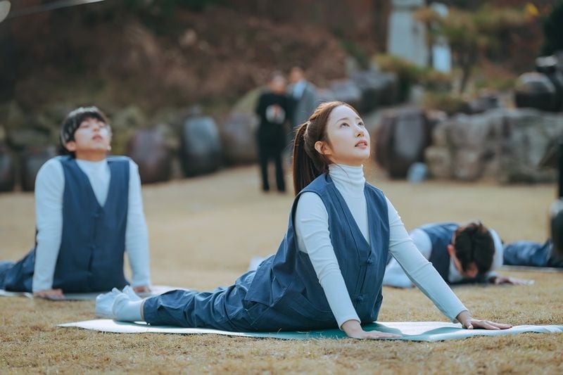 “박민영·주종혁, 명상원서 돌발 요가 대결”…‘컨피던스맨KR’ 박희순·김선영 당황→티키타카 폭발