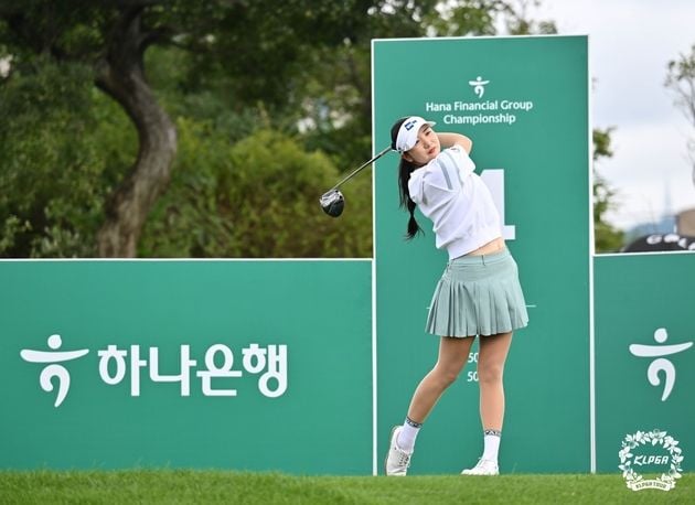 “17번 홀 버디 결정”…박혜준, 하나금융 챔피언십 3R 단독 선두 / 연합뉴스