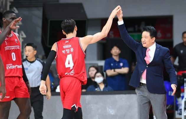“77-66 첫승 신고”…유도훈, 안양 복귀전서 시범경기 승리 / 연합뉴스
