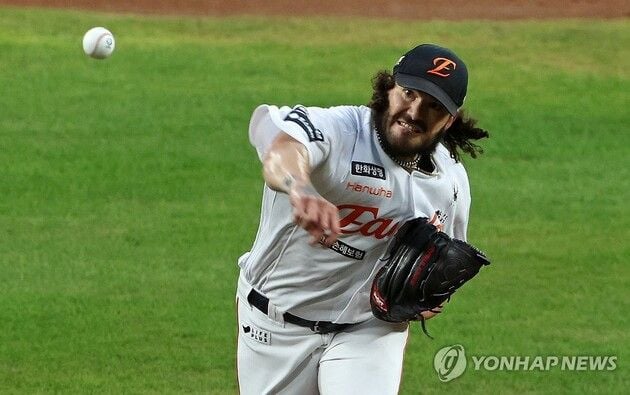 “시즌 첫 패전”…폰세, kt 안현민 3점포에 17연승 마감 / 연합뉴스