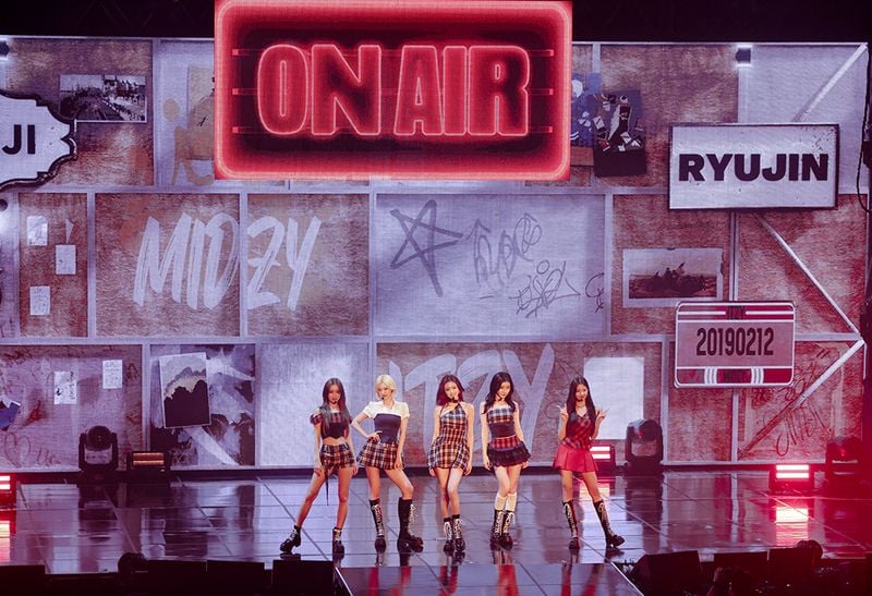 “ITZY, 전원 조기 재계약”…‘ON AIR’ 팬미팅서 밝힌 7년 우정→월드투어 신호탄 / JYP엔터테인먼트