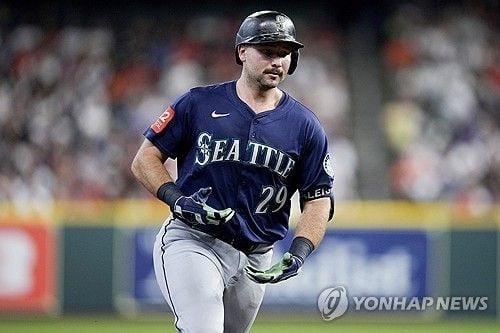“57호 홈런 신기록”…칼 롤리, 켄 그리피 주니어 넘고 시애틀 시즌 최다포 / 연합뉴스