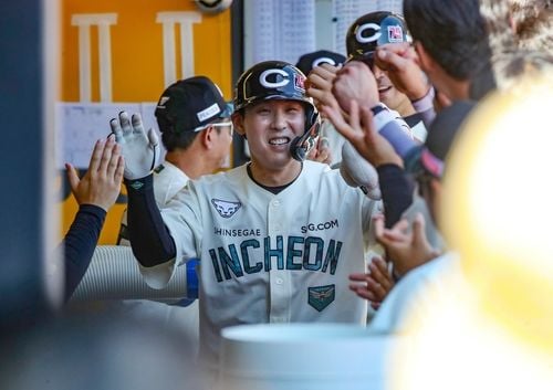 “김성욱 역전 투런포 작렬”…SSG, 두산에 7-3 승리로 3위 수성 / 연합뉴스