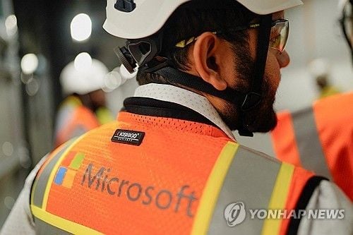 美 H-1B 비자 수수료 10만달러 인상 발표에 기술기업 주가 하락 우려…MS·아마존·구글 직원 대이동 경계