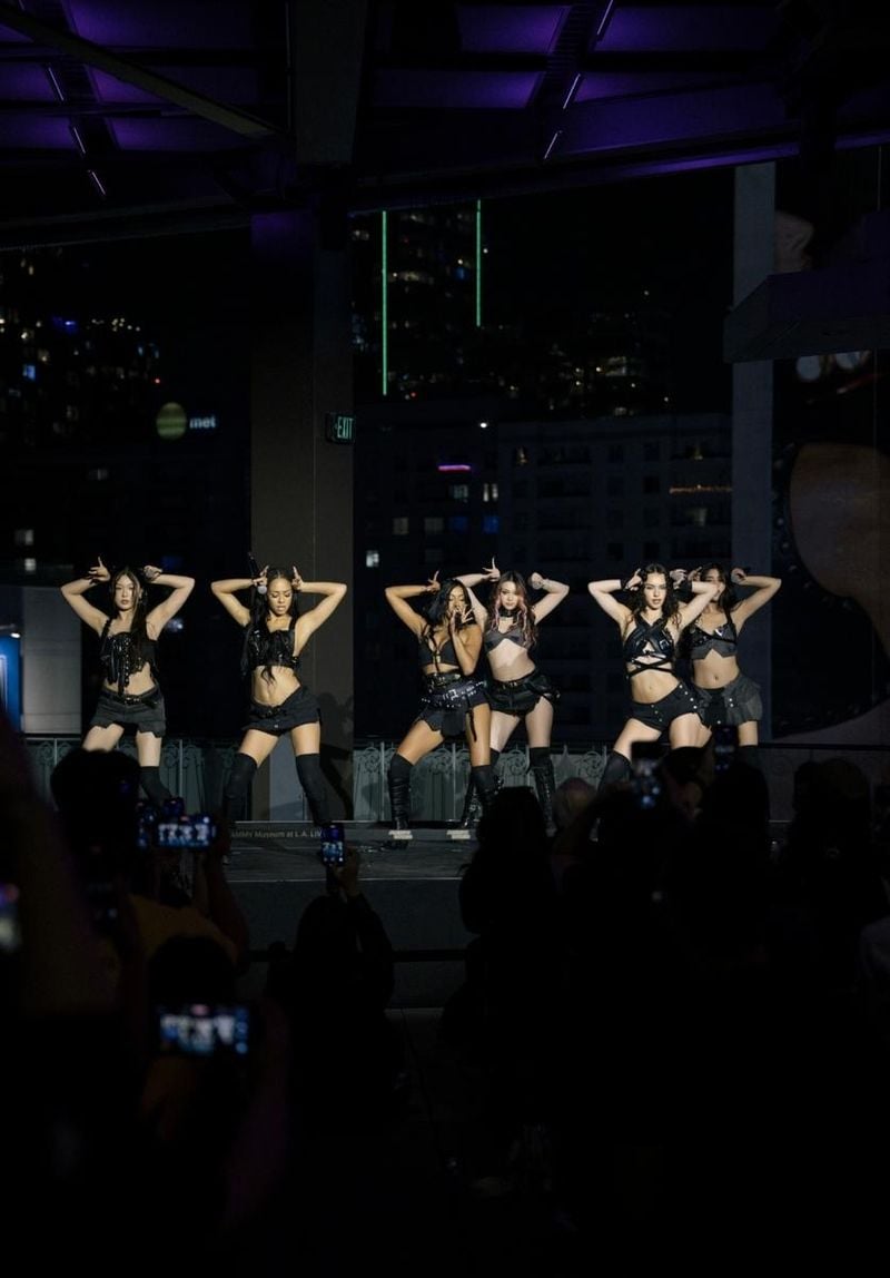 “캣츠아이, 그래미 뮤지엄 점령”…‘Spotlight’ 히트곡 무대→코첼라 기대감 폭발 / 하이브 x 게펜 레코드