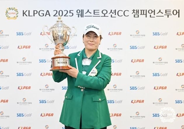 “버디 8개 폭발”…조윤주, 챔피언스투어 6차전서 7년 만에 정상 / 연합뉴스