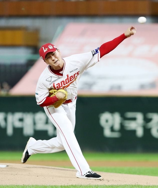 “12탈삼진 무실점 역투”…김건우, SSG 3위 굳히기 완봉승 견인 / 연합뉴스