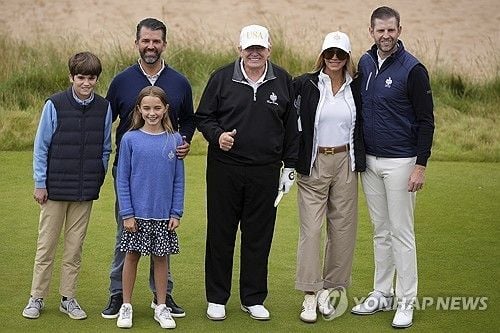 “트럼프 대통령 경기장 응원”…라이더컵 미국팀 직관 속 현장 관심 집중 / 연합뉴스