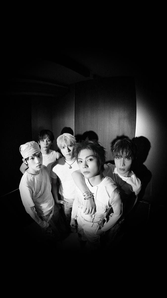 “파우, 벽 사이 꽃으로 피어나다”…‘Wall Flowers’ 콘셉트 포토→컴백 열기 / 그리드엔터테인먼트