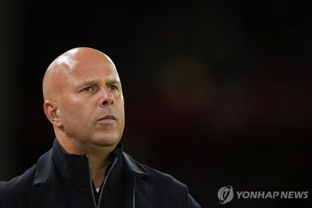 “유니폼 탈의 퇴장”…에키티케, 결승골 직후 경고누적 퇴장 / 연합뉴스