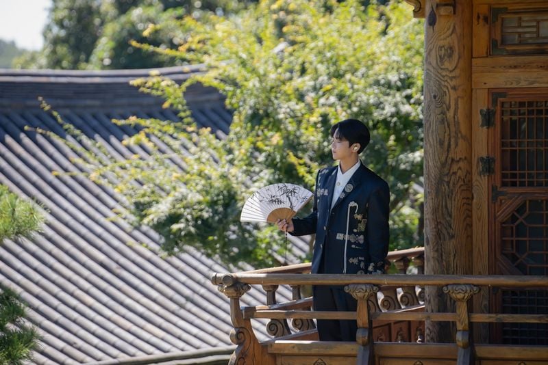 “수트 속 전통美로 물들다”…박민수, ‘보름아’ 스틸 포토→명절 시즌 감성 담았다 / 뉴에라프로젝트