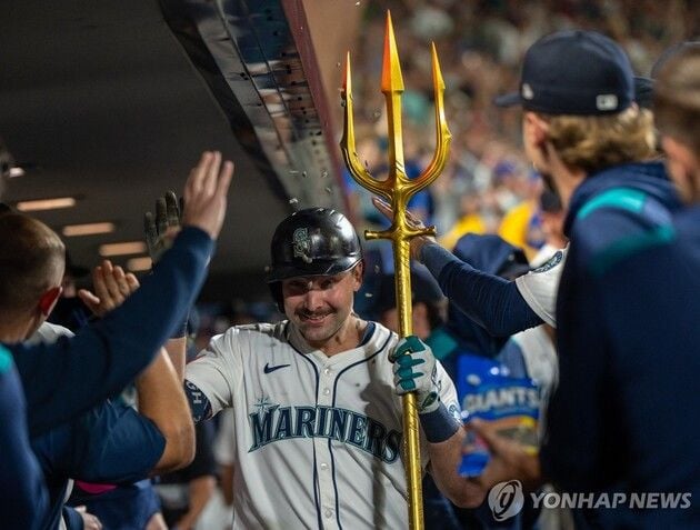 “시즌 60호 홈런 폭발”…롤리, 멀티포로 포수 최초 60홈런 달성 / 연합뉴스