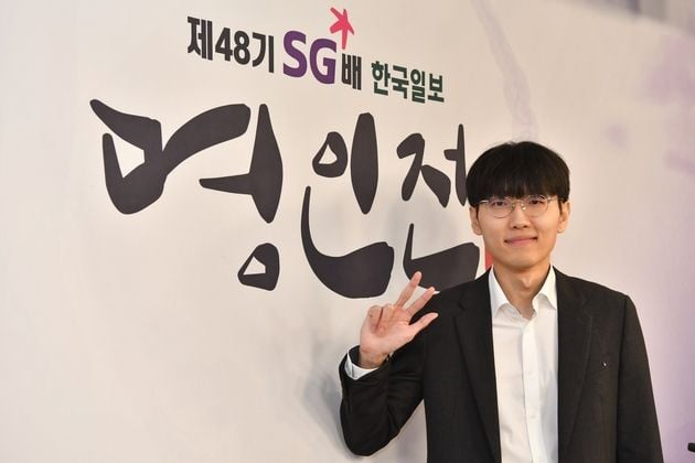 “백 불계승 완성”…신진서, 박정환 제압하며 명인전 우승 5관왕 / 연합뉴스