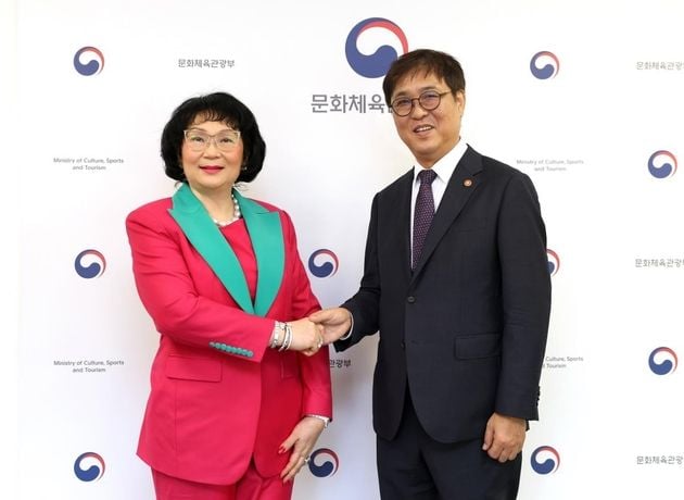 “국제스포츠 협력 논의”…최휘영, 쿠닝 IOC 위원 접견 / 연합뉴스