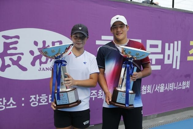 “2년 연속 우승”…이서아, 장호배 주니어 테니스 정상 / 연합뉴스