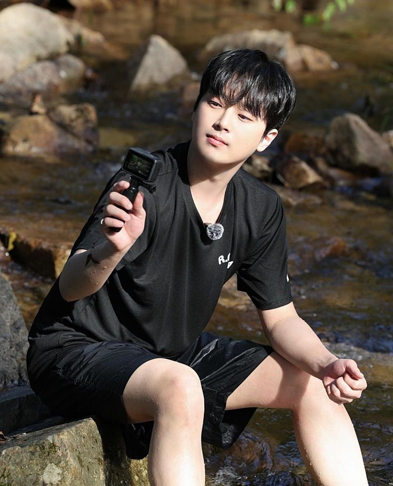 '간결한 여름 룩으로 고결한 비주얼 그 자체가 된' 이찬원, 역대급 비주얼로 궁금증 증폭