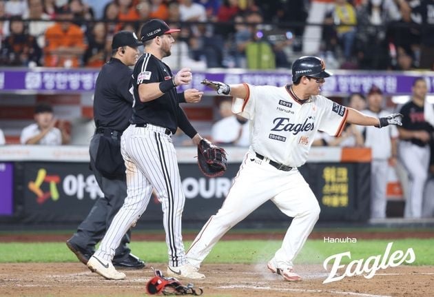 “빈 글러브 태그 실책”…노시환 득점 한화, LG 꺾고 2.5게임 차 추격 / 연합뉴스