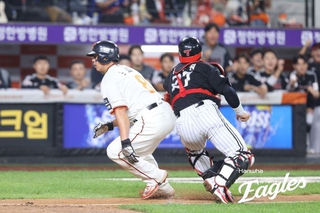 “빈 글러브 태그 판정 번복”…노시환, 주루 연기로 한화 역전 발판 / 연합뉴스