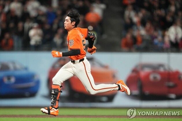 “3루타 아시아 타이기록”…이정후, 3안타 활약 MLB 전체 3위 질주 / 연합뉴스