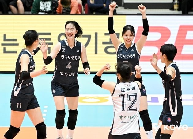 “역전승 완성”…한국도로공사, GS칼텍스 제압 컵대회 결승 진출 / 연합뉴스