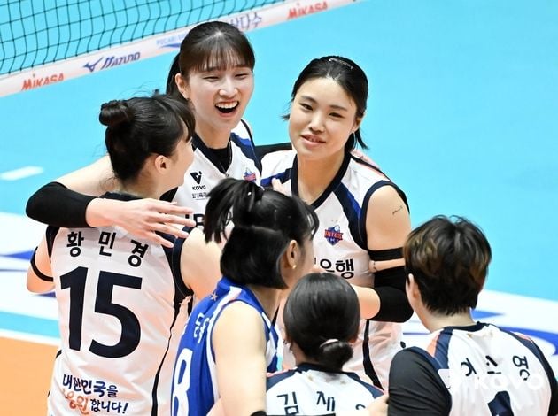 “이주아 17득점 활약”…IBK기업은행, 현대건설 완파하고 결승 진출 / 연합뉴스