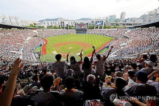 “관중 1천200만 돌파”…KBO리그, 출범 44년 만에 신기록 달성 / 연합뉴스