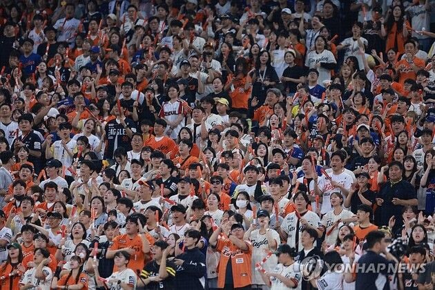 “국내 첫 1천200만 관중”…KBO리그, 출범 44년 만에 신기록 / 연합뉴스