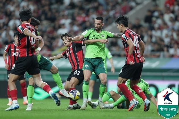 “극장 자책골 허용”…전북, 서울과 1-1 무승부로 선두 유지 / 연합뉴스