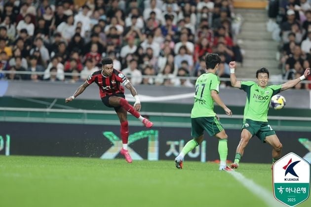“물병 걷어찬 린가드”…FC서울, 전북전 1-1 무승부 속 5위 유지 / 연합뉴스