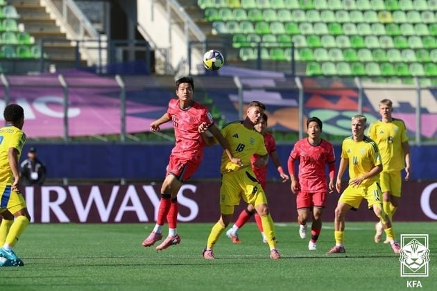 “헤더 골 추격전”…김명준, U-20 월드컵 우크라이나전 1-2 석패 / 연합뉴스