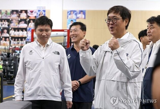 “진천선수촌 격려”…최휘영 장관, 국가대표 훈련 현장 방문 / 연합뉴스