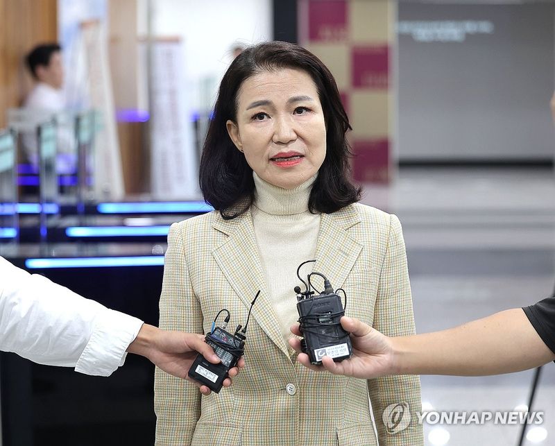 헌법소원 접수 후 발언하는 이진숙 전 방통위원장 / 연합뉴스