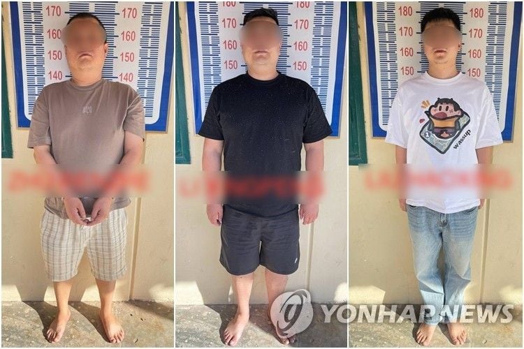 '온라인 스캠' 범죄조직과 전쟁에 나선 캄보디아 당국 합동단속반이 지난 8월 캄폿주에서 펼친 단속 작전에서 체포한 중국인들을 현지 크메르타임스가 보도했다. 이들 중국인 3명은 지난 8월 한국인 대학생이 캄보디아에서 고문당한 뒤 숨진 사건을 수사한 현지 검찰에 의해 살인 혐의로 재판에 넘겨졌다. 11일(현지시간) 캄보디아 국영 AKP 통신에 따르면 전날 캄보디아 깜폿지방검찰청은 살인과 사기 혐의로 A(35)씨 등 30∼40대 중국인 3명을 구속기소 했다.