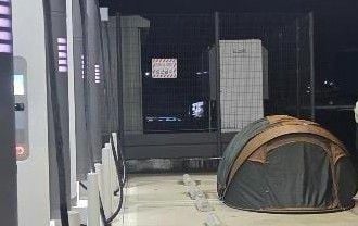 전기차 충전소 캠핑 논란