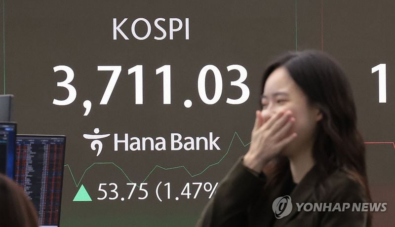 코스피 3,720대 안착…외국인·기관 순매수에 사상 최고치 경신