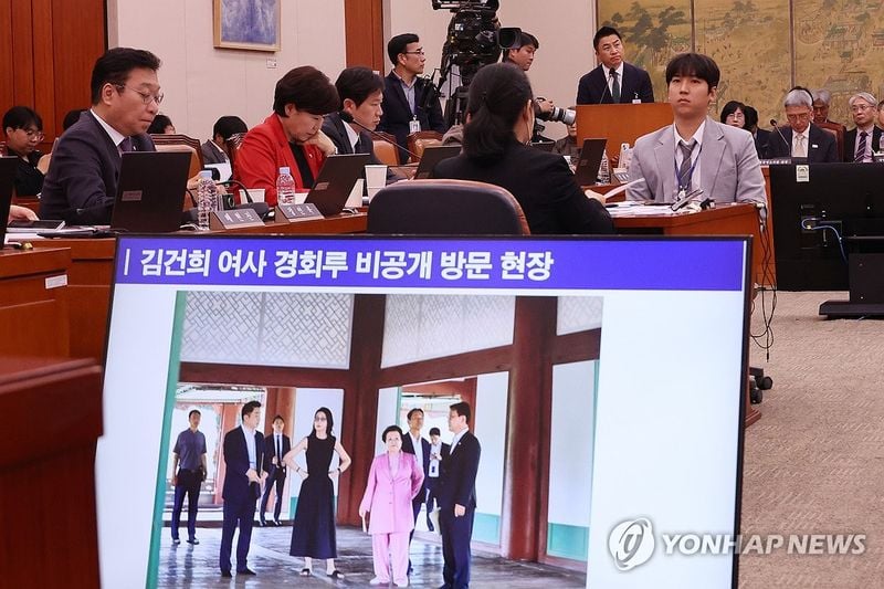 “관람 제한 구역도 열라”…윤석열 부부, 경복궁 명성황후 침전 직접 출입 파문