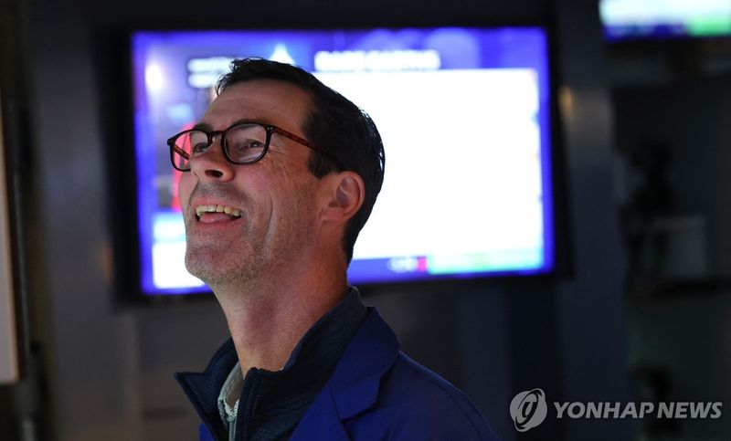 뉴욕증시 3대 지수 사상 최고치 경신…9월 CPI 둔화에 강세 마감