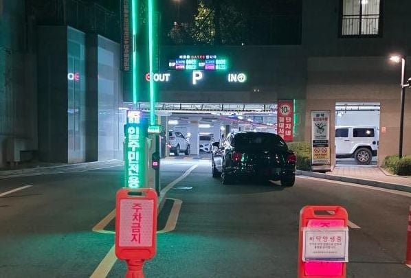 고급차 사회적 책임 논란…벤틀리 차주 주차 방치→주민 불편 심화