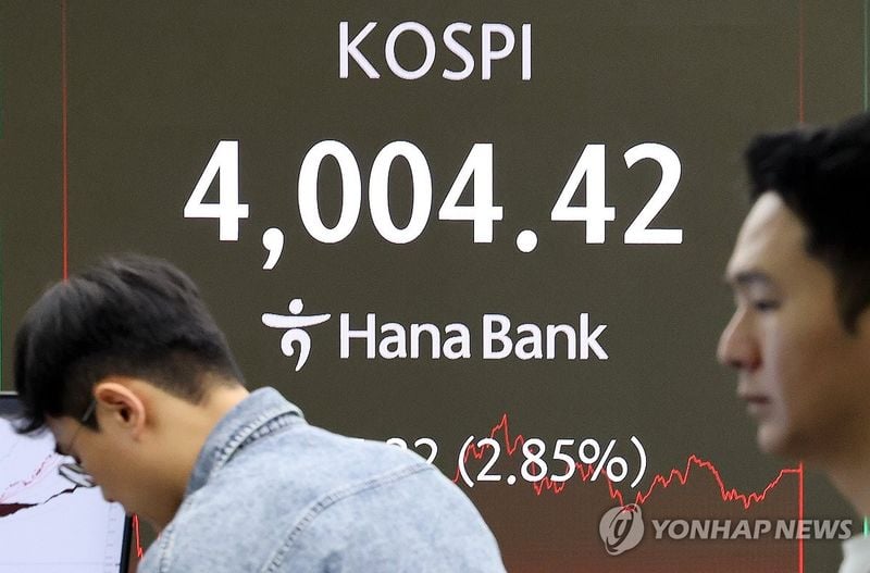 코스피 2.9% 급락, 4,000선 간신히 지켜…AI 관련주 하락에 외국인 2조5천억 매도