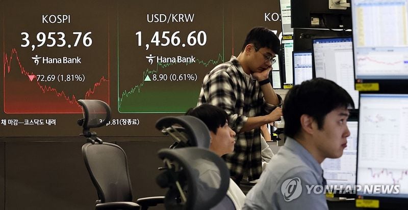 외국인 코스피 7조 순매도…원/달러 환율 1,461.5원, 원화 일주일 새 2% 급락