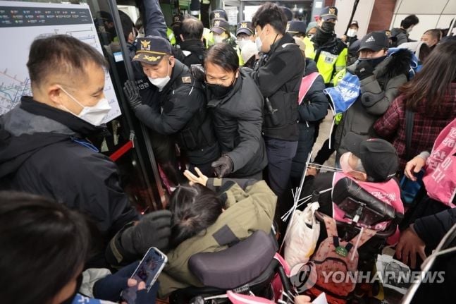 전장연 지하철 탑승 시위 중 경찰과 충돌 / 연합뉴스