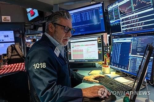 나스닥 2.3% 급락…연준 금리인하 기대 약화에 기술주 매도