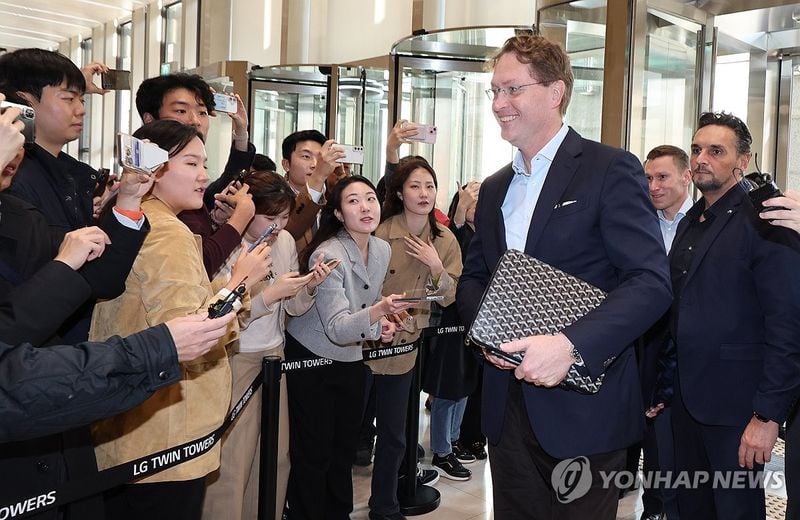 벤츠, 전동화 전략 본격 시동…순수전기차 포함 40종 신차 한국 출시→시장 재편 예고