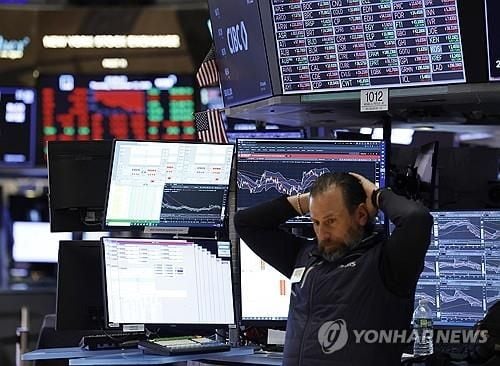 뉴욕증시 혼조 마감…다우 0.65%↓, 나스닥 0.13%↑ AI 칩 감가상각 논란 영향