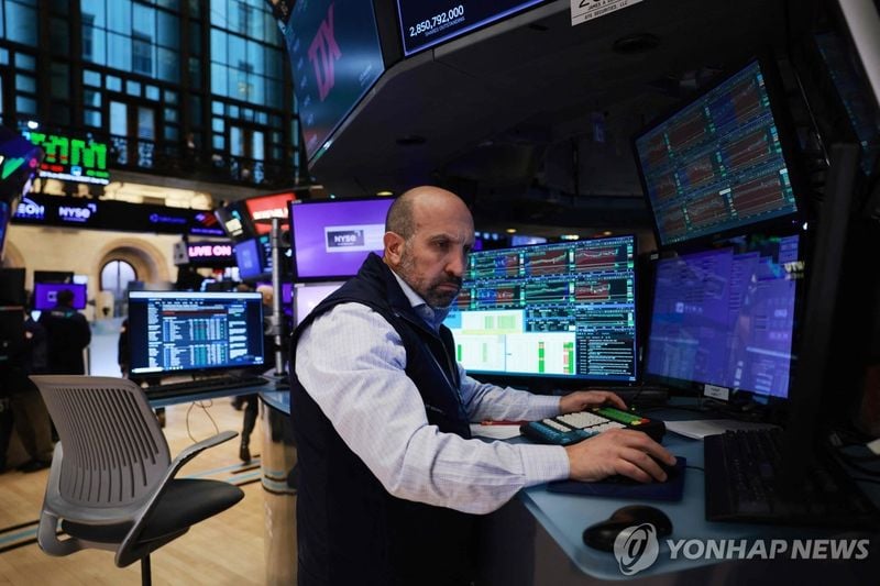 뉴욕증시 3대 지수 일제 하락…AI 거품 우려·연준 경고에 기술주 급락