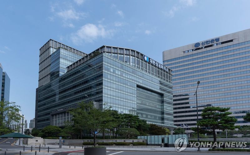 한국만 기업 규모별 누적규제…12개 법률에 343개 계단식 의무 / 대한상공회의소