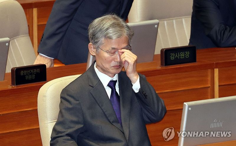 안경을 고쳐 쓰는 조희대 대법원장 / 연합뉴스