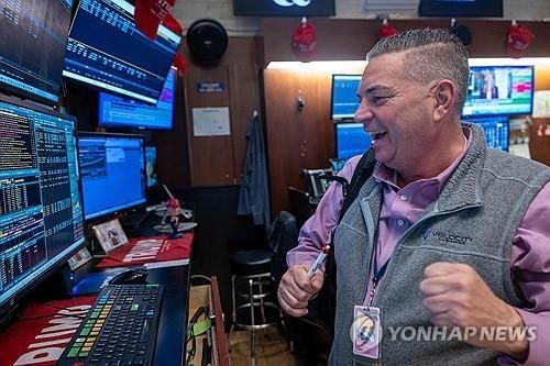 뉴욕증시 3대 지수 강세…엔비디아·AMD 약세 속 AI 수혜주·다우 급등